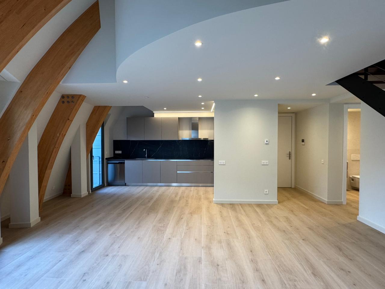 Dúplex de lloguer a Santa Coloma, 2 habitacions, 80 metres