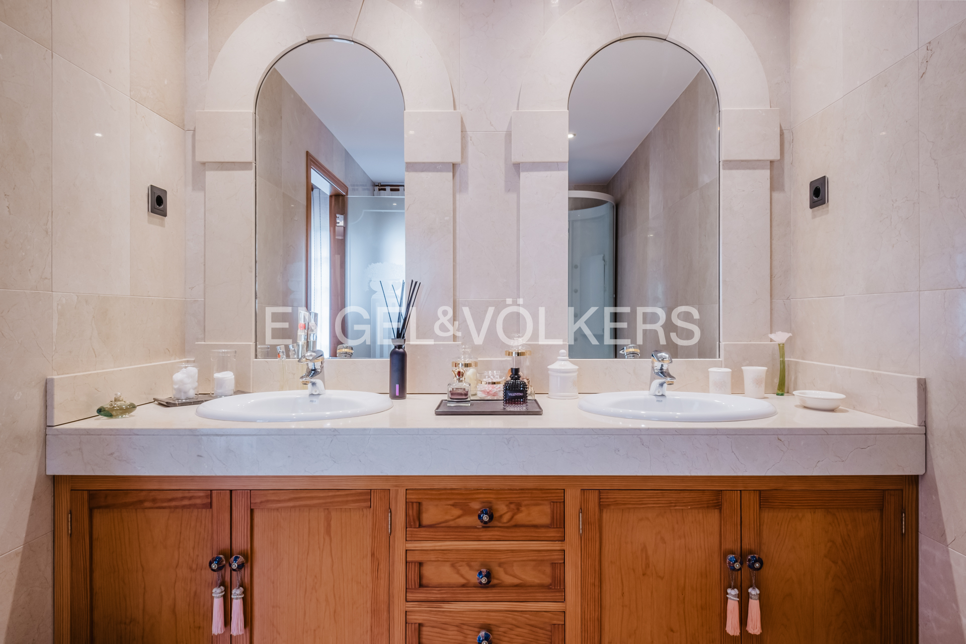 Casa adossada en venda a Arans, 4 habitacions, 382 metres