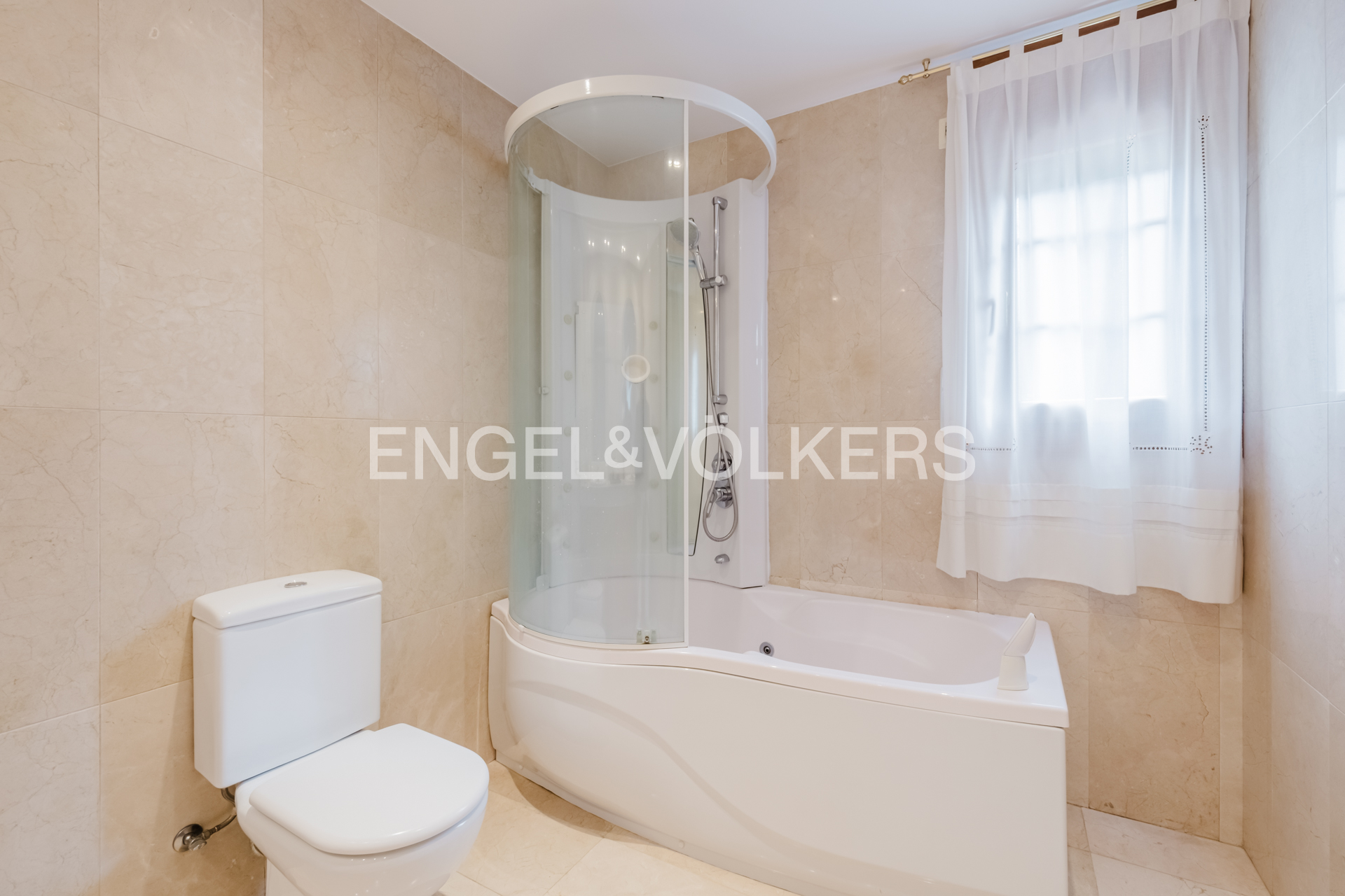 Casa adossada en venda a Arans, 4 habitacions, 382 metres