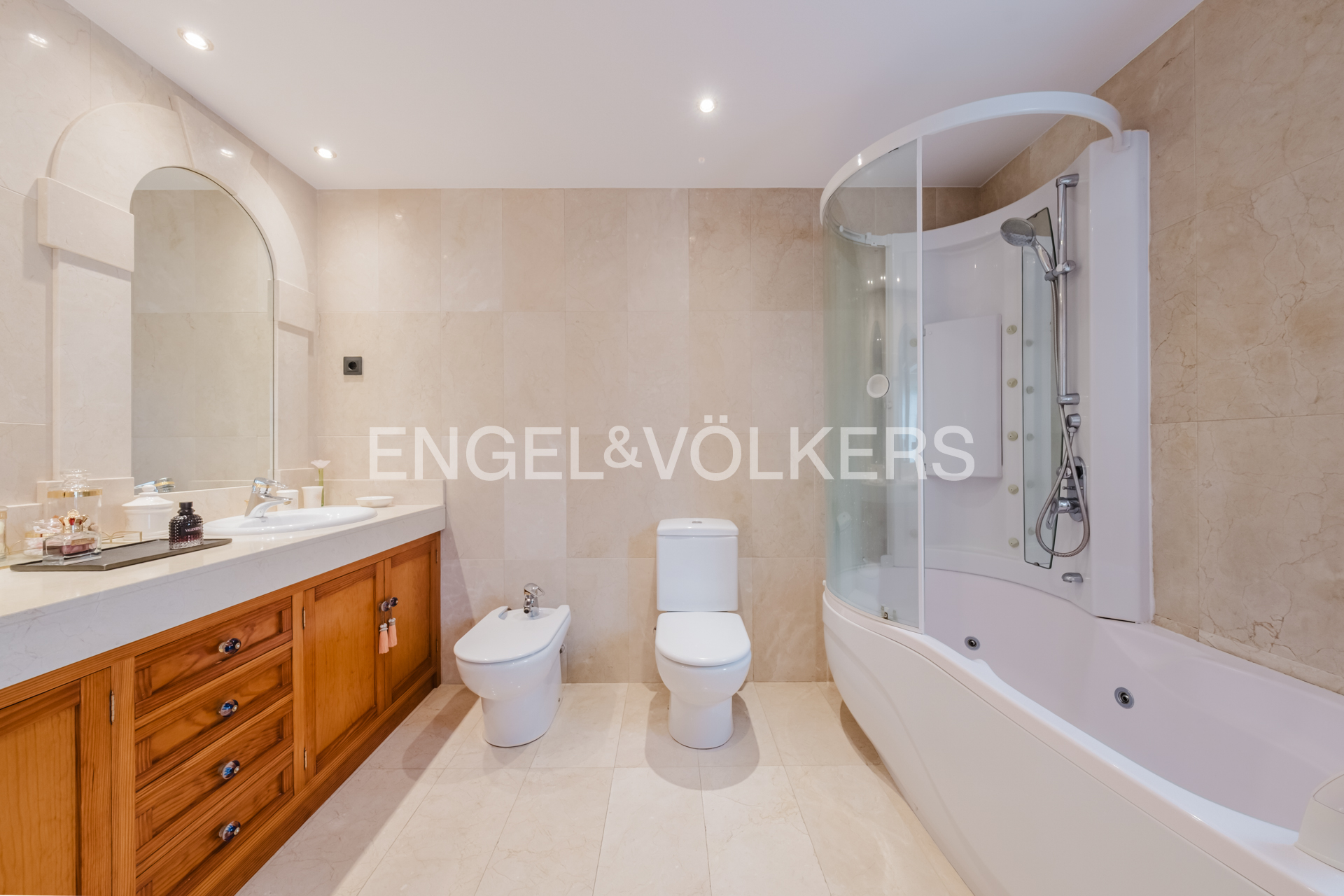 Casa adossada en venda a Arans, 4 habitacions, 382 metres