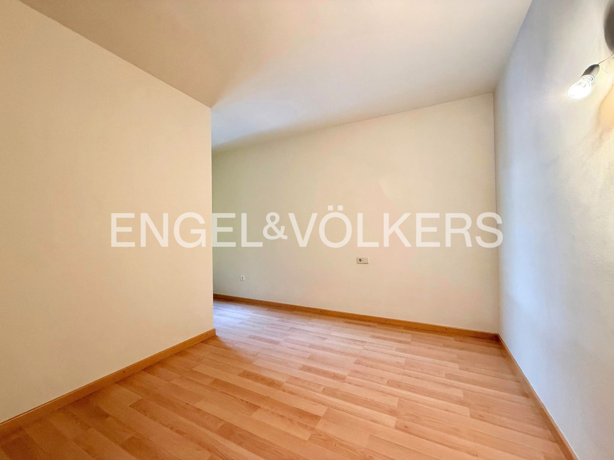Àtic de lloguer a Santa Coloma, 4 habitacions, 211 metres