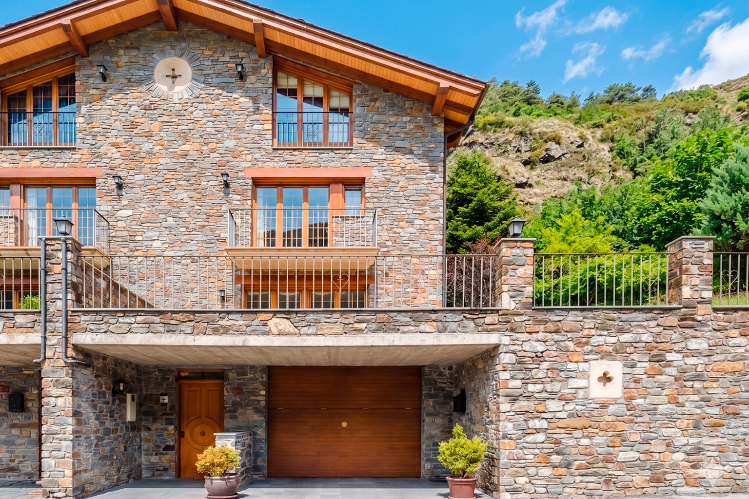 Casa adossada en venda a Arans, 4 habitacions, 382 metres