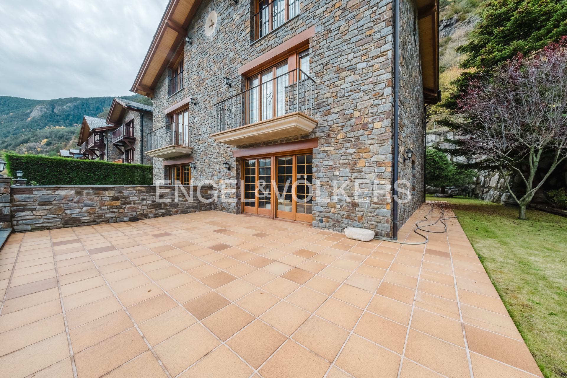 Casa adossada en venda a Arans, 4 habitacions, 382 metres