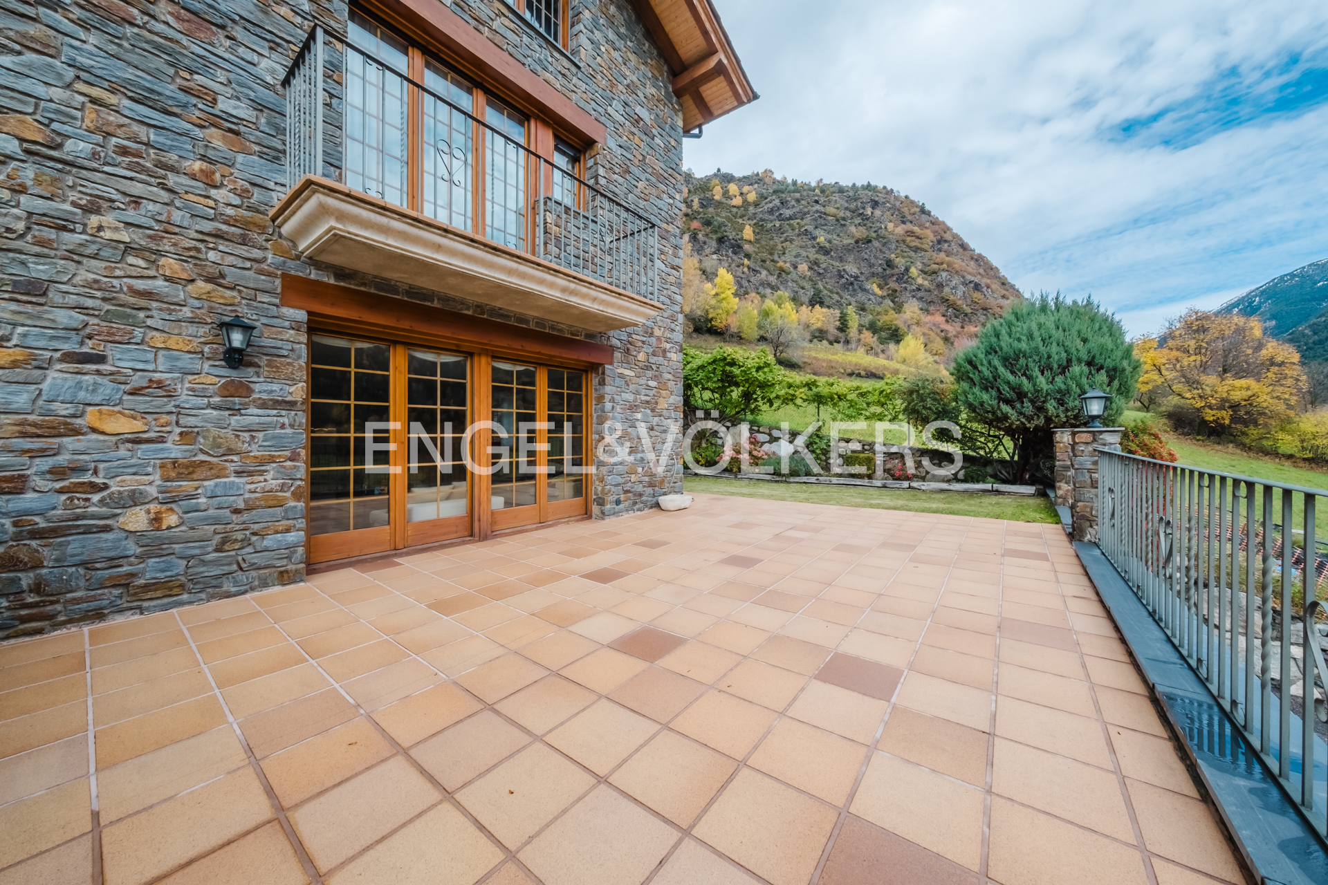 Casa adossada en venda a Arans, 4 habitacions, 382 metres