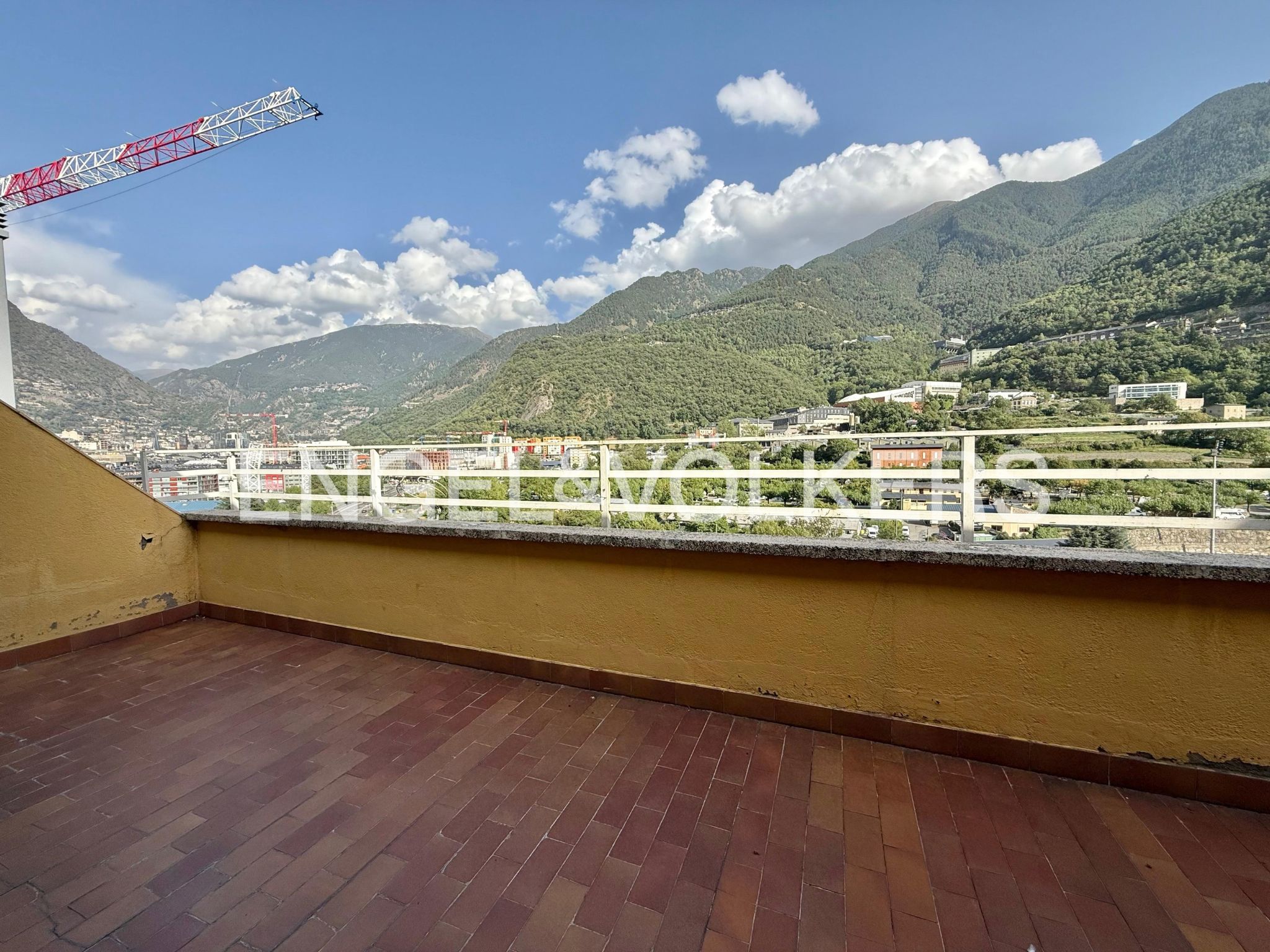 Àtic de lloguer a Santa Coloma, 4 habitacions, 211 metres