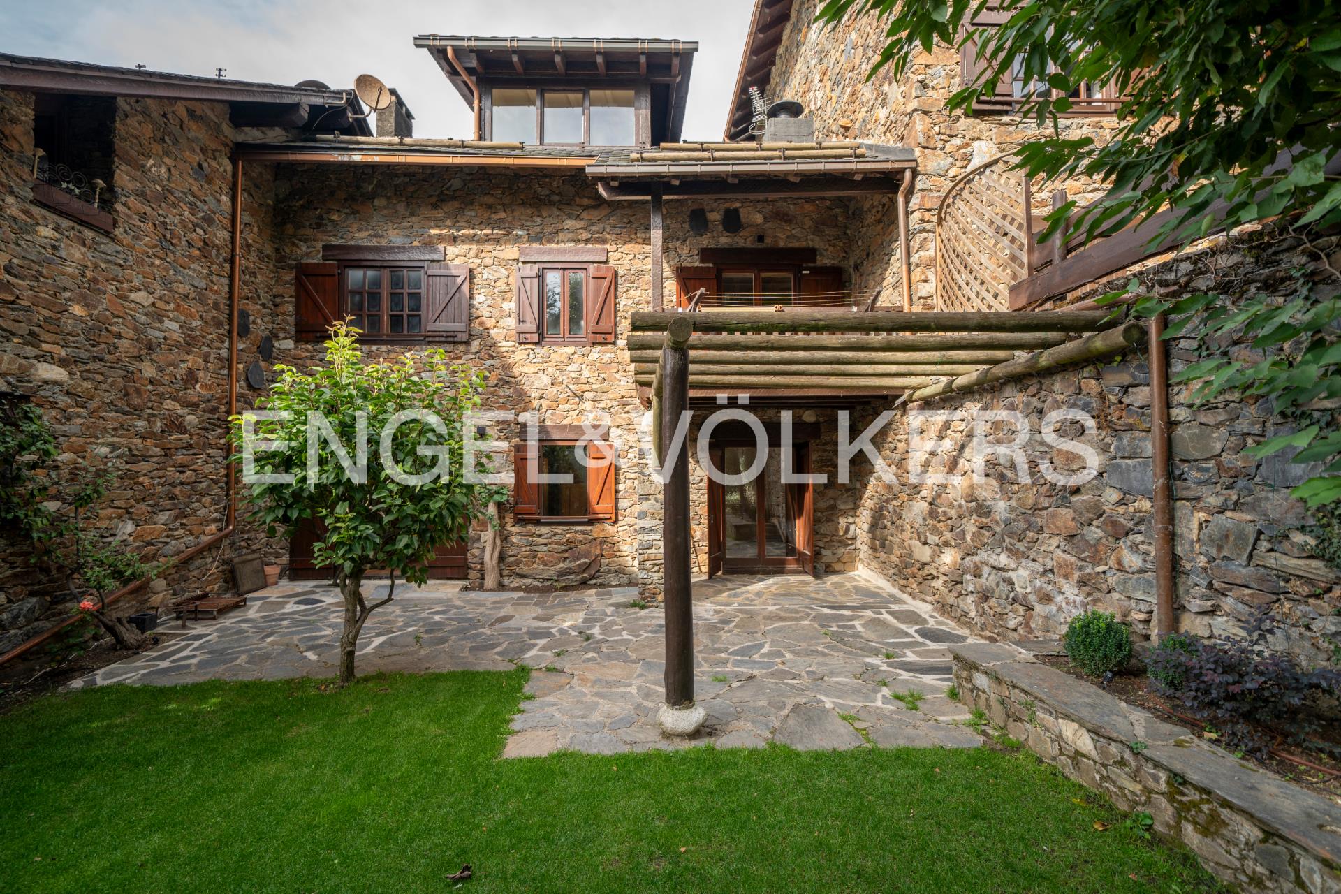 Casa adossada en venda a Ordino, 4 habitacions, 243 metres