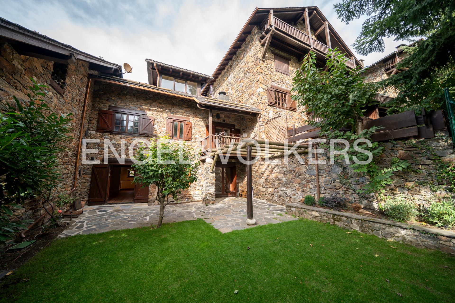 Casa adossada en venda a Ordino, 4 habitacions, 243 metres